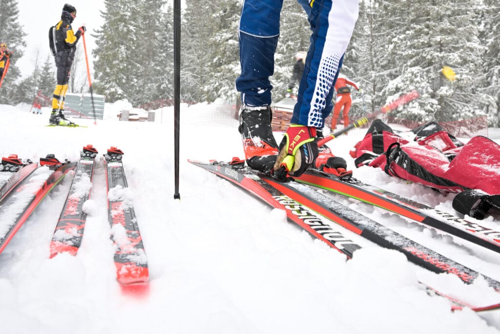skis