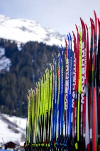 skis
