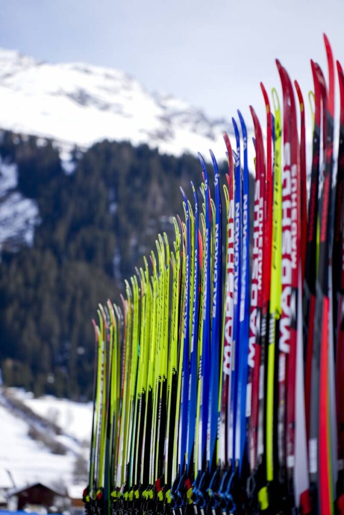 skis